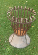 Feuerkorb aus Eisen mit Bodenplatte. Rost Ist oberflächig, keine losen Teile.