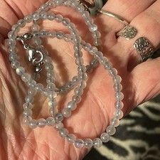 Eine Halskette mit Labradolit-Edelsteinperlen, sie ist 43 cm lang NEU