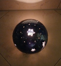20 cm Teelichthalter Kugel aus Keramik Mond und Sterne Dunkelblau mit Weiß, NEU