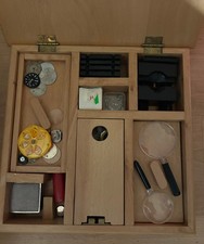 Uhrmacherkasten aus Buchenholz mit Uhrmacherwerkzeug und Ersatzteilen