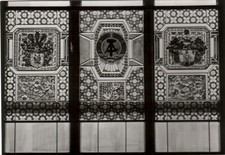 Annaberg-Buchholz im Erzgebirge, Festhalle - farbige Bleiglasfenster im Saal