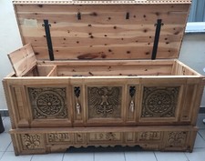 Große Handgeschnitzte