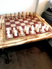 Schachtisch / Couchtisch  Marmor mit Beinen aus Bronze, inkl. Marmorspielfiguren