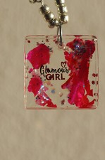 Modeschmuck, selbstgemachter Epoxidanhänger an silberfarbener Kordel