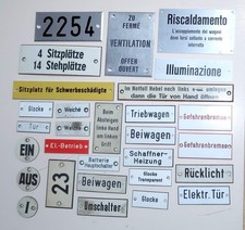 30 Stck. verschidene Wagenschilder teils Metall oder Plastik