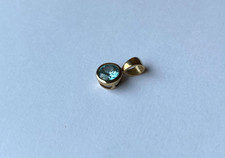 Anhänger hellblauer Edelstein vermutlich Aquamarin 375er Gelbgold