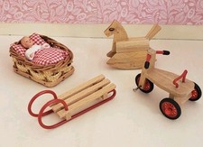 Caco Bett Puppe Schaukelpferd Schlitten Dreirad 1:12 Puppenstube Puppenhaus 
