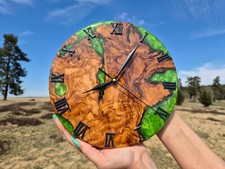 Wanduhr aus Olivenholz mit Grün Epoxidharz 