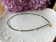 Schwarze kleine Kristallkette