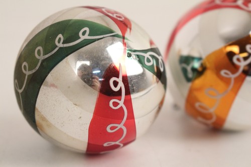 Weihnachtskugeln gestreift