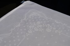 Dezent gemustertes Tafeltuch