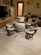 Weinkrug aus Steingut mit 6