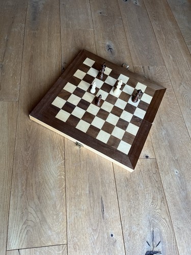 Schachspiel aus holz - schachspiel,