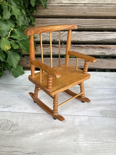 Ein schaukelstuhl aus holz - schaukelstuhl,