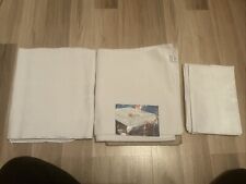 2 Tischdecken + 5 Servierten aus Omas Wäscheschrank. Sehr gut erhalten.