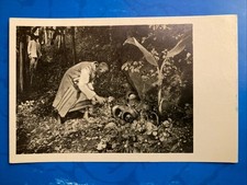 Zauberer beim Trankopfer vor den Schädeln der Ahnen Ev.-Luth. Mission, Leipzig •