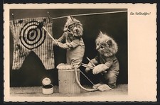 Katzen üben Bogenschießen mit Zielscheibe auf Hose, Ansichtskarte 