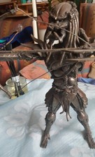 Predator Figur aus Eisen