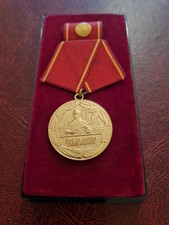 DDR NVA Orden Medaille Für 25 Jahre Treue Dienste In Den Kampfgruppen In Gold