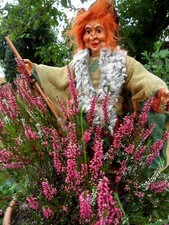 Hexe Kräuterhexe liebes Gesicht Hängend Hexenfigur Halloween Walpurgis Figur