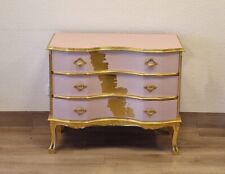 Elegante Vintage-Chippendale-Kommode – Barbie-Rosa & Blattgold – Unikat