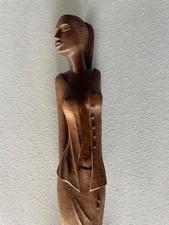 Geschnitzte Frauenfigur aus