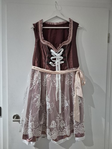 Bordeauxrotes dirndl mit - bordeauxrotes,