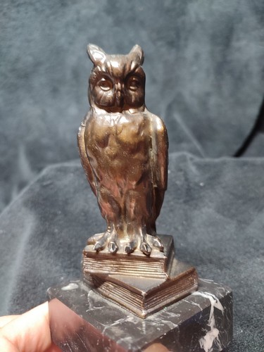 Alte bronze eule auf - bronze, büchern