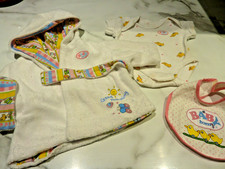 BABY BORN VINTAGE WENDE MORGENMANTEL MIT WESTE UND LÄTZCHEN.