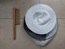 Imkerhut und Imkerbesen