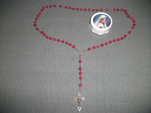 Eine halskette mit kreuz - eine, aus