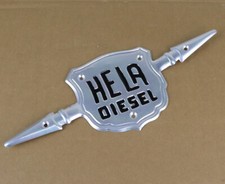 Pfeil Herman LANZ Aulendorf  ( HELA ) Emblem Haubenemblem für Traktor Motorhaube