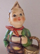 HUMMELFIGUR GOEBEL HUM 51/2/0 "DER DORFBUB" JUNGE MIT KORB HUMMEL FIGUR