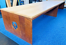 Massiver Konferenztisch