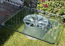 Glastisch 1m x 1m mit Audi R8 Felge