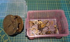 Werk einer alten Kaminpendeluhr in Teilen für Bastler oder Restauratoren