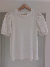 Weißes Shirt mit Spitze an