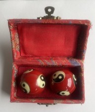 QiGong Kugeln Yin Yang Meditation Massage Klangkugeln in roter Box