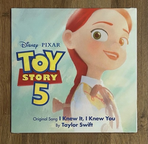 Taylor swift toy - swift,