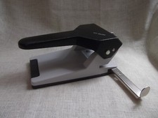 stabiler Leitz Locher / Registraturlocher  „Modell 5180“ mit Anschlagschiene