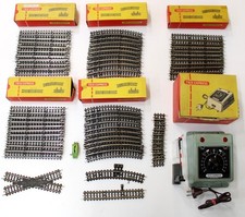 H0 Trix Express Konvolut m. 1. Gen. gerade und gebogene Gleise, Kreuzung, Trafo