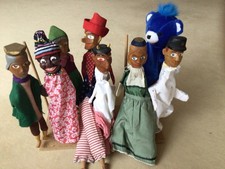 7 alte geschnitzte Kasperpuppen Handpuppen aus Holz auf Holzständer + Kostüme