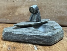 Vintage Speckstein geschnitzter Aschenbecher mit Inuit Jäger im Kajak, signiert DIMU