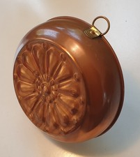 gr. runde Backform, Auflaufform aus Kupfer, Jugendstil, Motiv BLUME