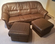 Braune Ledercouch mit zwei passenden Hockern