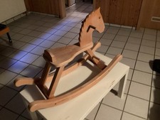 Altes Schaukelpferd aus