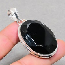 Facettierter schwarzer Spinell