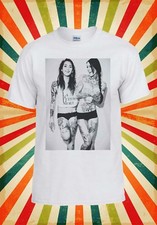 Sexy Tattoo Mädchen lachen