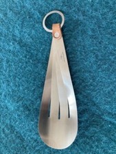 Schuhanzieher  - Design Charles Bergmann 1988 - in Setzkasten - roter  Faden