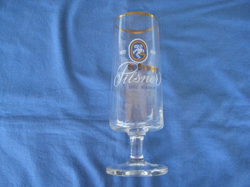 Altes neuwertiges pils - neuwertiges, pils-glas